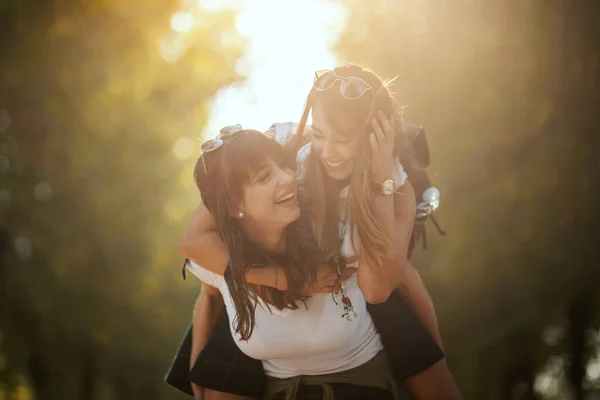 Twee Mooie Jonge Glimlachende Vrouwen Met Rugzakken Hun Rug Maken — Stockfoto