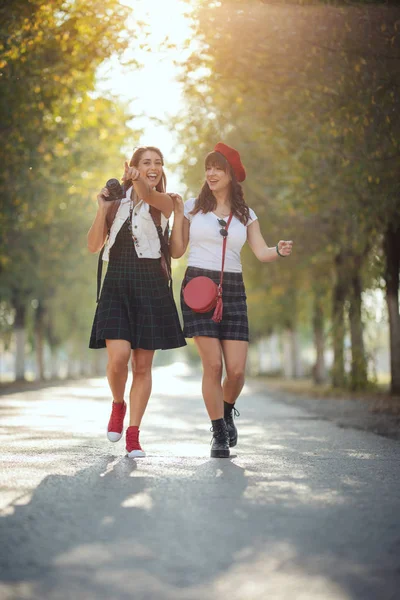 Две Красивые Веселые Молодые Женщины Рюкзаками Спине Фотоаппаратом Идут Осеннему — стоковое фото