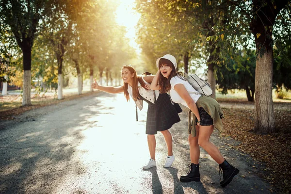 Due Belle Giovani Donne Sorridenti Con Gli Zaini Sulla Schiena — Foto Stock