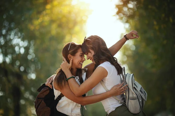 Dos Hermosas Jóvenes Sonrientes Con Mochilas Espalda Caminan Por Soleada —  Fotos de Stock