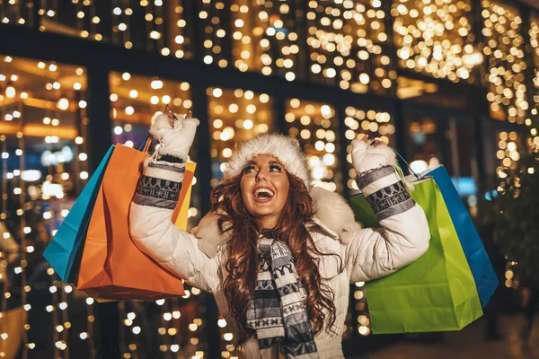 Vidám Fiatal Színes Bevásárlószatyrokkal Szórakozik Város Utcáin Karácsonykor — Stock Fotó