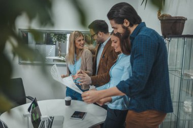 Zeki yetenekli genç mühendisler alternatif enerji projesine bakıyorlar..