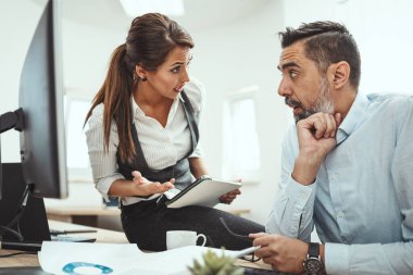 Genç düşünceli meslektaşlar projeden ve ofiste önemli belgelerle dijital tablete bakmaktan bahsediyorlar.. 