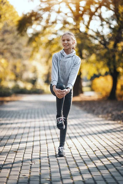 Söt Leende Tonåring Flicka Gör Stretching Motion Stadsparken Och Njuta — Stockfoto