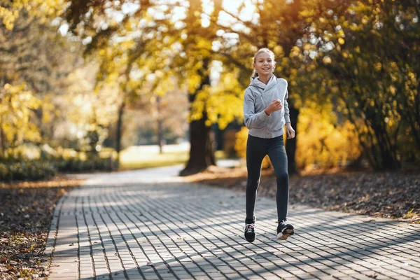 Linda Adolescente Sonriente Está Trotando Parque Ciudad Disfrutando Día Soleado —  Fotos de Stock