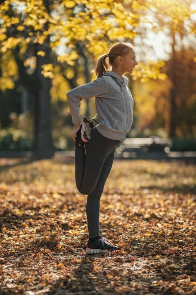 Linda Chica Adolescente Sonriente Está Haciendo Ejercicio Estiramiento Parque Ciudad —  Fotos de Stock