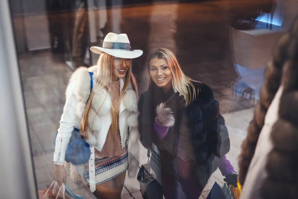 Två Vackra Glada Systrar Har Roligt Shopping Tid Och Pekar — Stockfoto
