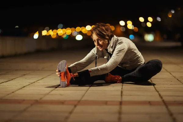 Молодая Спортсменка Делает Упражнения Набережной Реки Вечером — стоковое фото