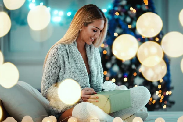 Mignon Jeune Femme Souriante Tient Cadeau Entouré Lumières Bulles Noël — Photo