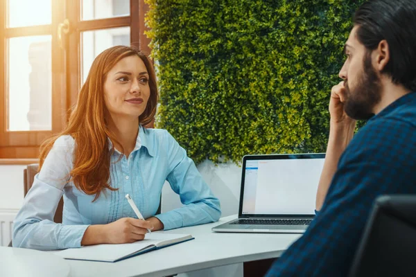 Hombre Joven Una Entrevista Para Trabajo Los Datos Son Tomados — Foto de Stock