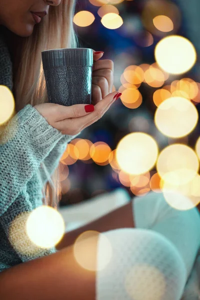 Närbild Söt Ung Kvinna Sitter Sängen Och Håller Kopp Eller — Stockfoto