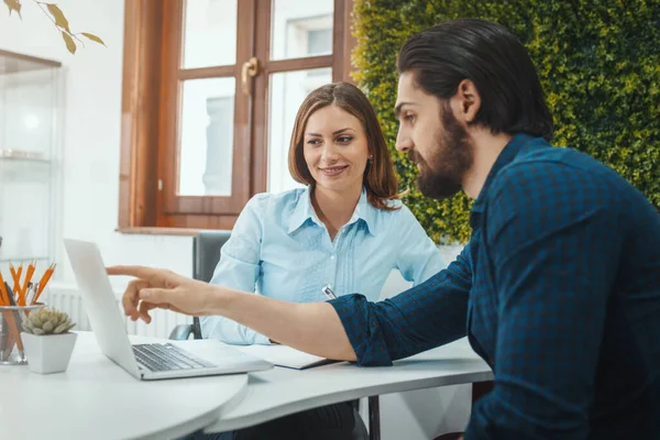 Jóvenes Diseñadores Exitosos Están Hablando Proyectos Oficina Hombre Está Hablando — Foto de Stock