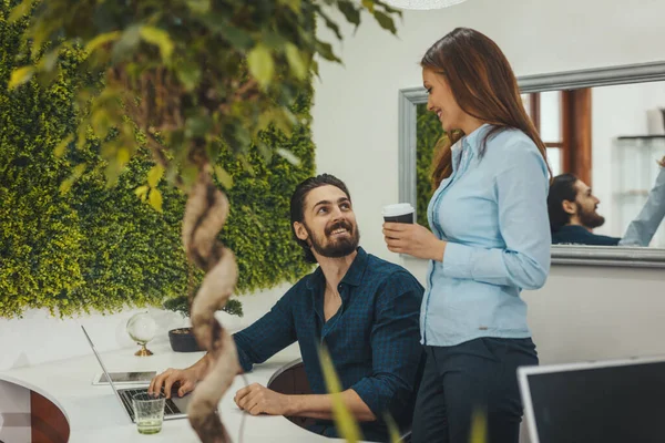 Giovani Designer Successo Stanno Lavorando Computer Portatile Parlando Progetto Ufficio — Foto Stock