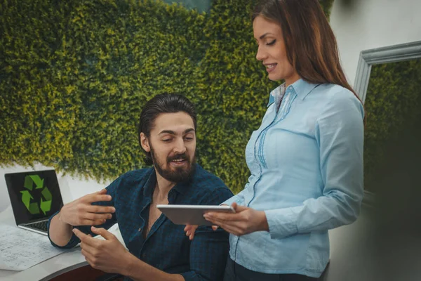 Ingenieros Jóvenes Inteligentes Progresistas Están Trabajando Tableta Digital Proyecto Construcción — Foto de Stock