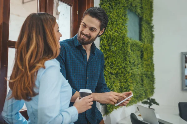 Jóvenes Empresarios Sonrientes Están Tomando Descanso Para Tomar Café Mirando — Foto de Stock