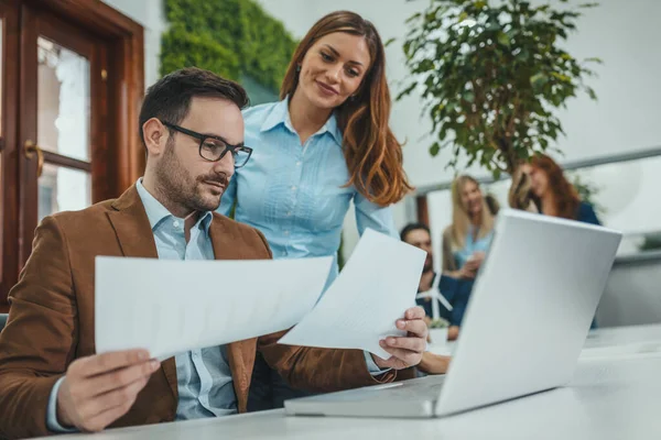 Jóvenes Colegas Negocios Exitosos Están Analizando Proyecto Hablando Ello Mirando — Foto de Stock