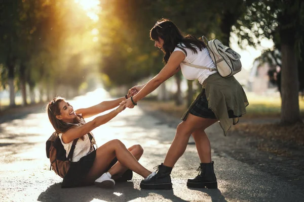Twee Mooie Jonge Lachende Vrouwen Met Rugzakken Hun Rug Maken — Stockfoto
