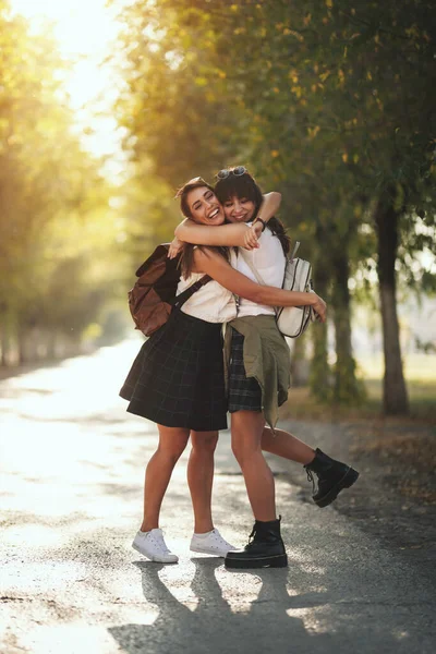 Две Красивые Молодые Улыбающиеся Женщины Рюкзаками Спине Идут Осеннему Солнечному — стоковое фото