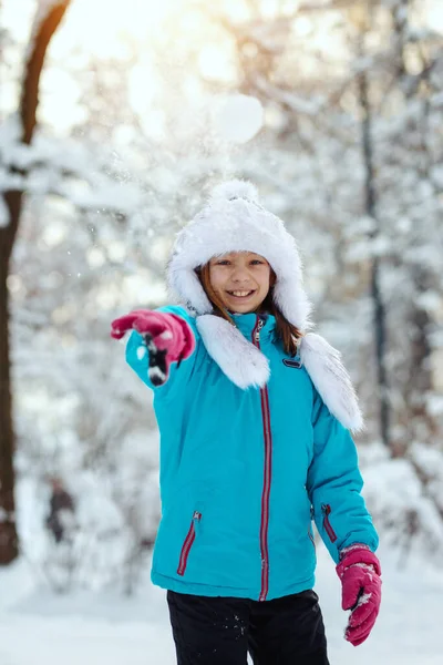 Χαριτωμένο Μικρό Χαρούμενο Κορίτσι Χειμωνιάτικα Ρούχα Διασκεδάζει Χιονισμένη Χειμωνιάτικη Μέρα — Φωτογραφία Αρχείου