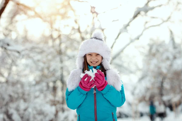 Χαριτωμένο Κοριτσάκι Ζεστά Χειμωνιάτικα Ρούχα Κάνει Ένα Κομμάτι Χιόνι Που — Φωτογραφία Αρχείου