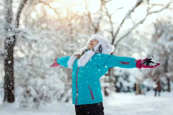 Χαριτωμένο Κοριτσάκι Χειμωνιάτικα Ρούχα Διασκεδάζει Σηκωμένα Χέρια Χιονισμένη Χειμωνιάτικη Μέρα — Φωτογραφία Αρχείου