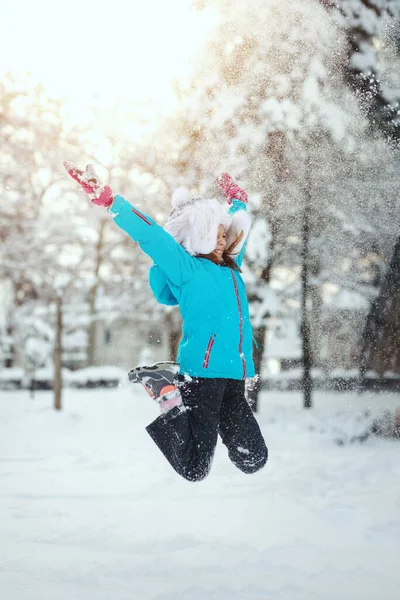 Χαριτωμένο Μικρό Χαρούμενο Κορίτσι Χειμωνιάτικα Ρούχα Διασκεδάζει Πηδώντας Χιονισμένη Χειμωνιάτικη — Φωτογραφία Αρχείου
