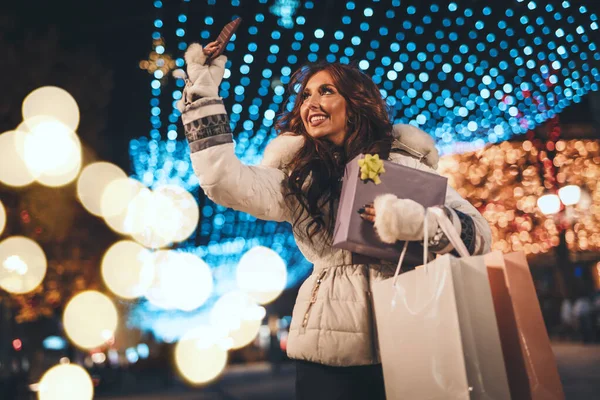 Jovem Alegre Com Sacos Compras Coloridos Caixa Com Presente Está — Fotografia de Stock