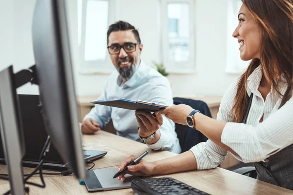 Giovani Ingegneri Successo Colleghi Stanno Parlando Mentre Lavorano Nuovo Progetto — Foto Stock