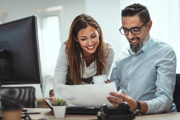 Jóvenes Colegas Sonrientes Exitosos Hablando Proyecto Que Está Llevando Cima — Foto de Stock