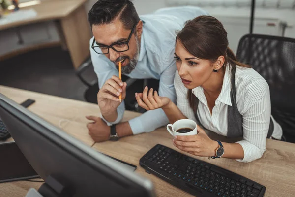 Los Jóvenes Diseñadores Exitosos Están Usando Computadoras Oficina Están Analizando — Foto de Stock