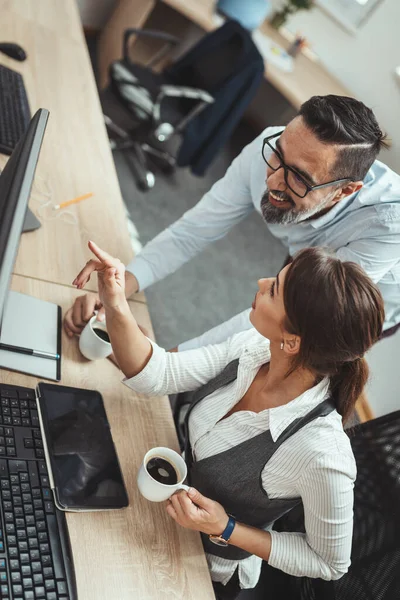 Giovani Colleghi Lavoro Stanno Analizzando Progetto Lavorando Computer Ufficio Mentre — Foto Stock