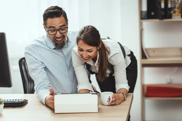 Junge Geschäftskollegen Sprechen Über Projekt Auf Digitalem Tablet Büro — Stockfoto