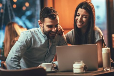 Modern başarılı iş adamları kahve içerken laptopta çalışıyorlar..