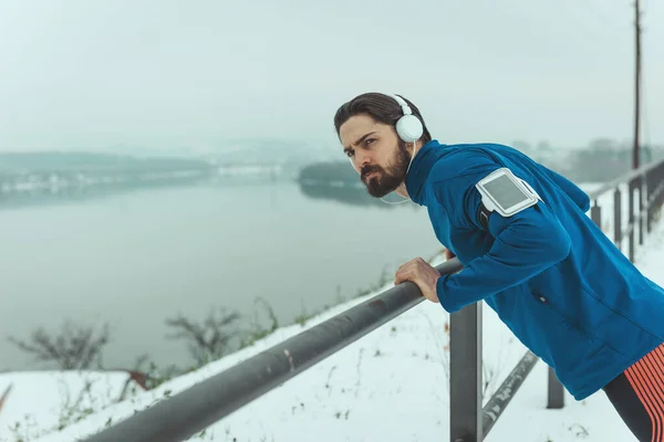 Jovem Atleta Fazendo Flexões Fazendo Exercícios Durante Treinamento Inverno Fora — Fotografia de Stock