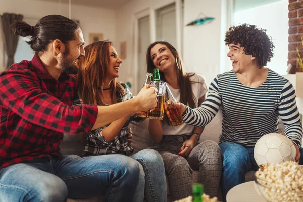 Een Groep Vrienden Kijkt Naar Uitzending Van Een Sportevenement Zitten — Stockfoto