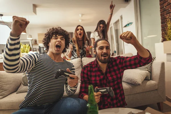 Amigos Emocionados Están Jugando Videojuegos Casa Sentados Sofá Con Cerveza —  Fotos de Stock