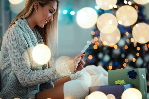 Aranyos Fiatal Mosolygós Segítségével Tabletta Boldog Mosolygós Alatt Hangulatos Karácsonyi — Stock Fotó