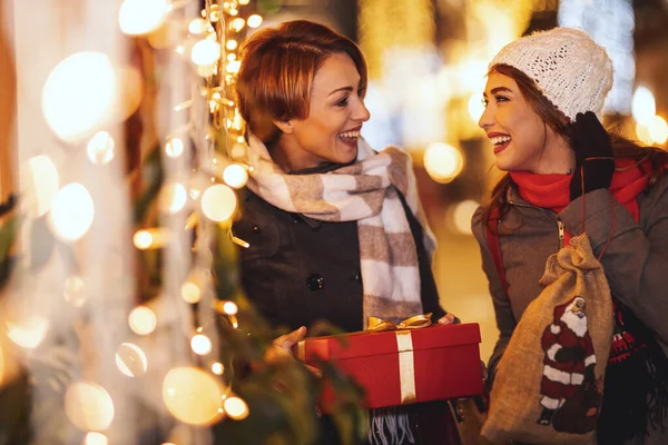Alegres Duas Jovens Mulheres Estão Divertindo Rua Cidade Noite Natal — Fotografia de Stock