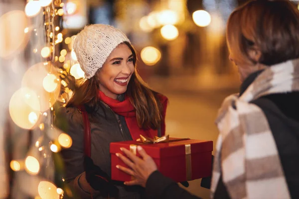 Neşeli Iki Genç Kadın Noel Gecesi Şehir Sokağında Eğleniyorlar Gülüyorlar — Stok fotoğraf