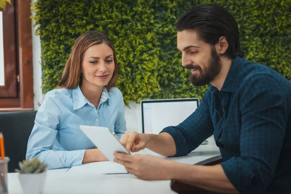 Jonge Succesvolle Ontwerpers Gebruiken Digitale Tablet Kantoor Analyseren Het Project — Stockfoto