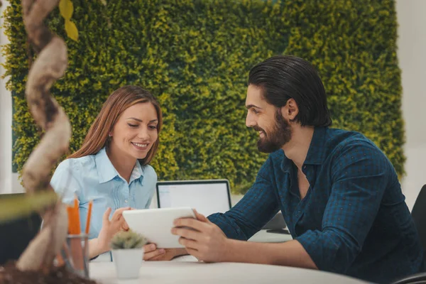 Jóvenes Diseñadores Exitosos Usando Tableta Digital Oficina Están Analizando Proyecto — Foto de Stock