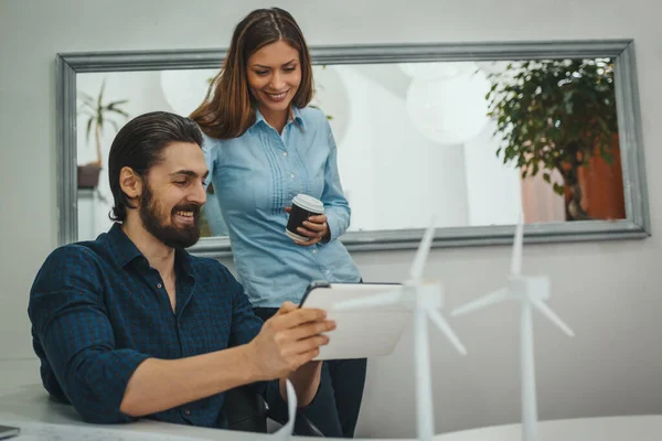 Jóvenes Diseñadores Éxito Están Trabajando Una Tableta Digital Hablando Proyecto —  Fotos de Stock