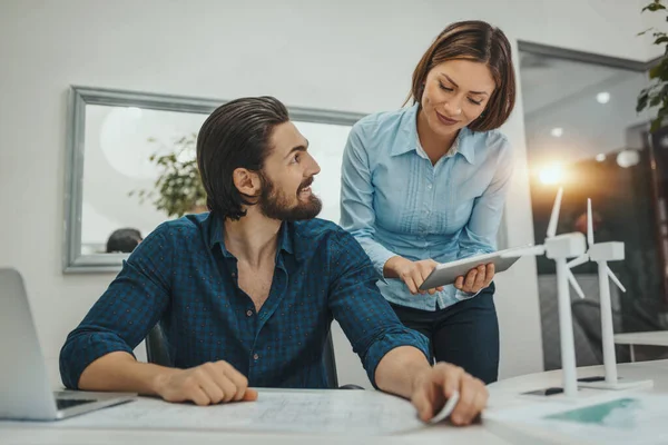 Slimme Vooruitstrevende Jonge Ingenieurs Praten Windmolens Project Kantoor Naast Tafel — Stockfoto