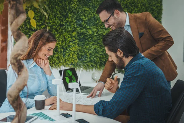 Slim Opgeleide Jonge Ingenieurs Kijken Naar Het Project Van Alternatieve — Stockfoto