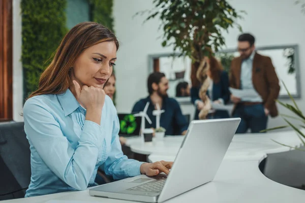 Joven Hermosa Seria Pensativa Preocupada Empresaria Está Analizando Los Planes — Foto de Stock