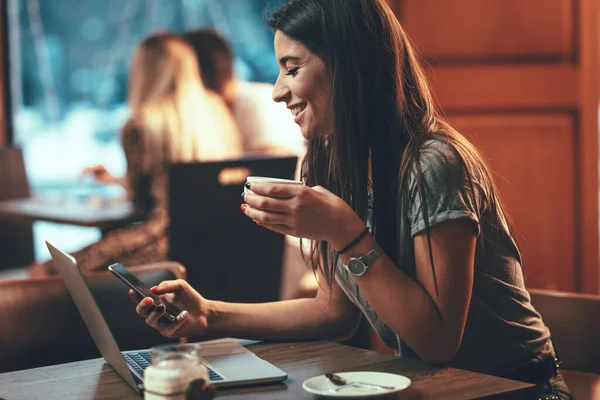 Eine Attraktive Frau Freut Sich Während Sie Café Laptop Sitzt — Stockfoto