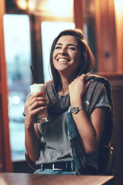 Eine Lächelnde Junge Frau Trinkt Café Kaffee Mit Schlagsahne — Stockfoto