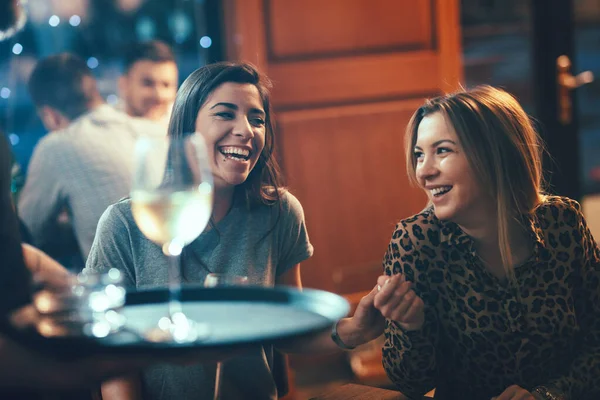 Sorrindo Meninas Queridas Amigas Estão Sentadas Café Conversando Bebendo Vinho — Fotografia de Stock