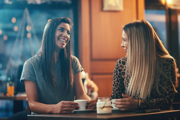 Usmívající Mladá Přítelkyně Sedí Kavárně Mluví Pije Kávu — Stock fotografie