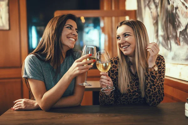 Queridas Amigas Sonrientes Están Sentadas Café Hablando Brindando Bebiendo Vino —  Fotos de Stock
